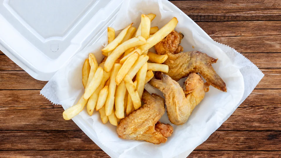 Chicken wings with fries